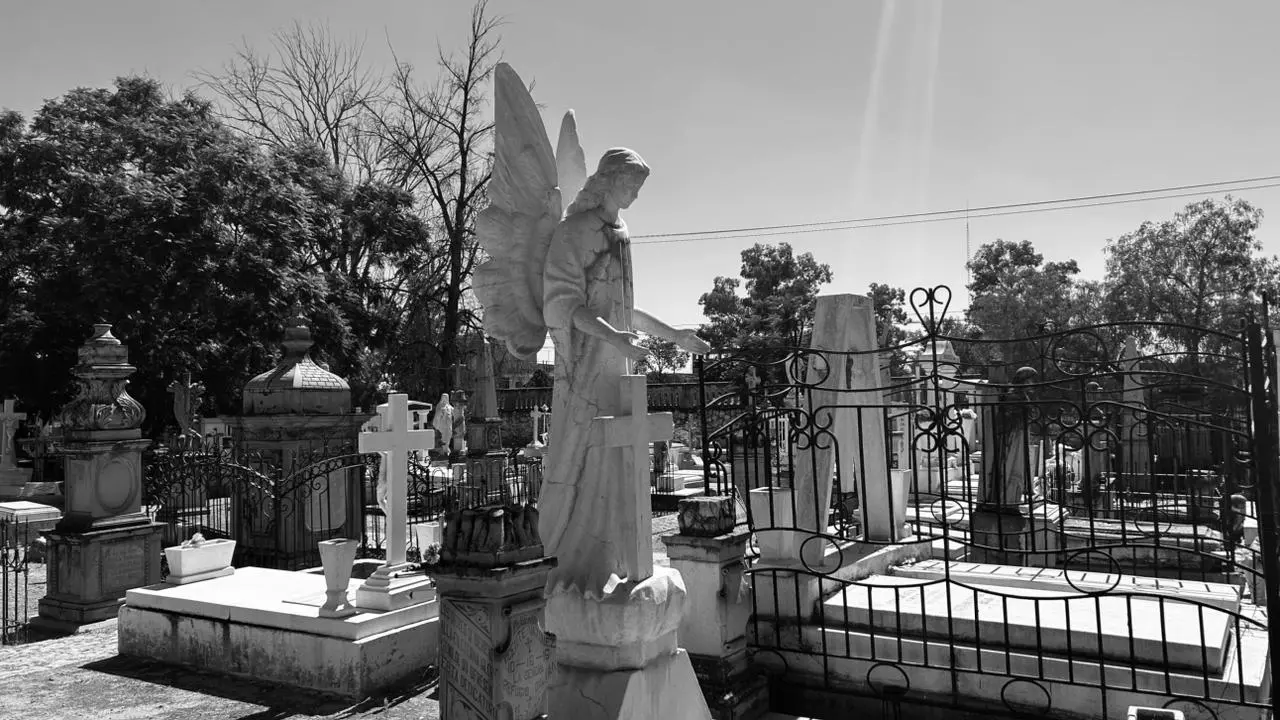 Ofrecen recorridos en el Panteón de Oriente. Foto: Alejandro Ávila.