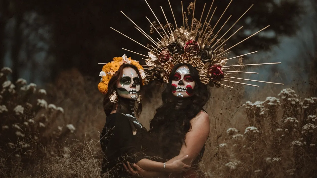 Dos personas caracterizadas como catrinas. Foto: Canva
