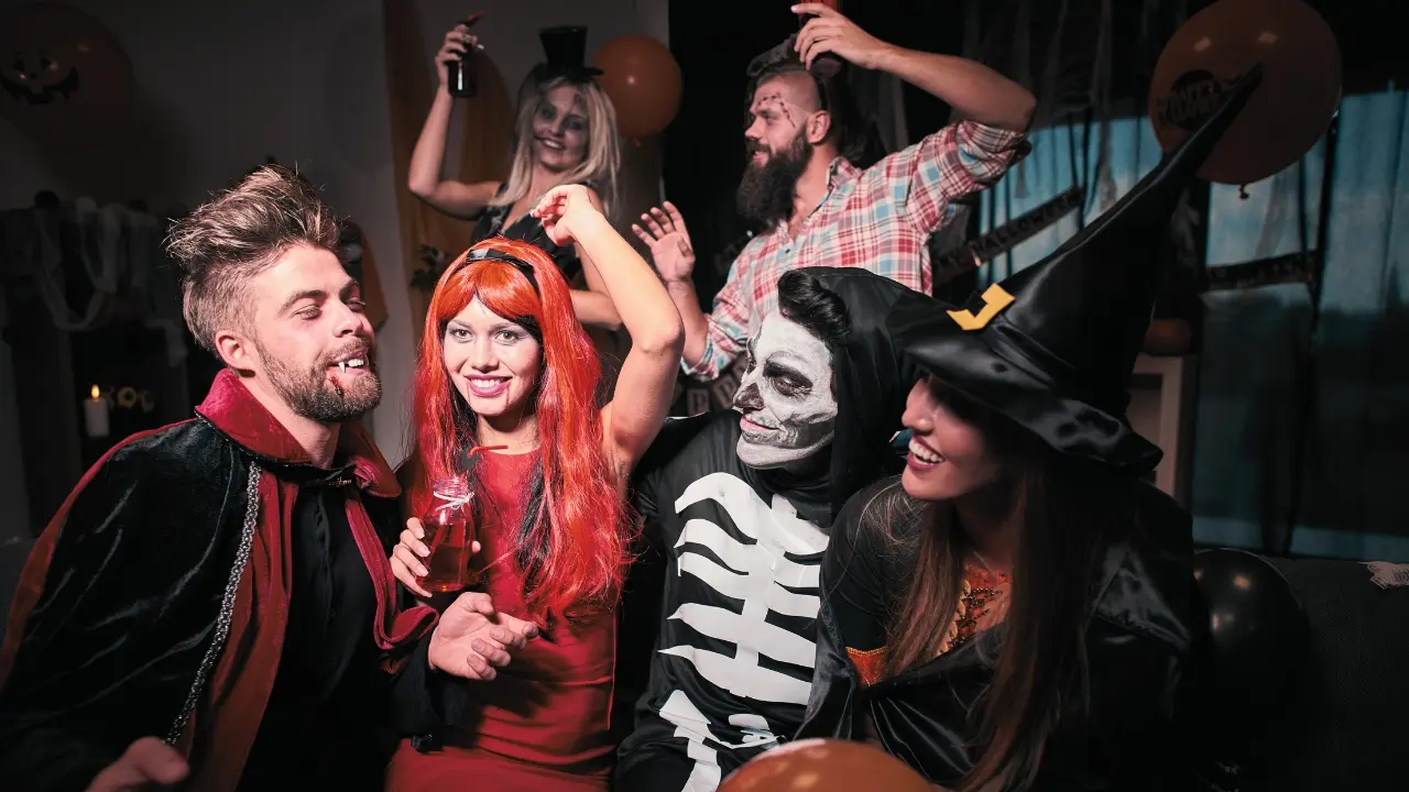 Jóvenes con disfraces de Halloween. Foto: Canva
