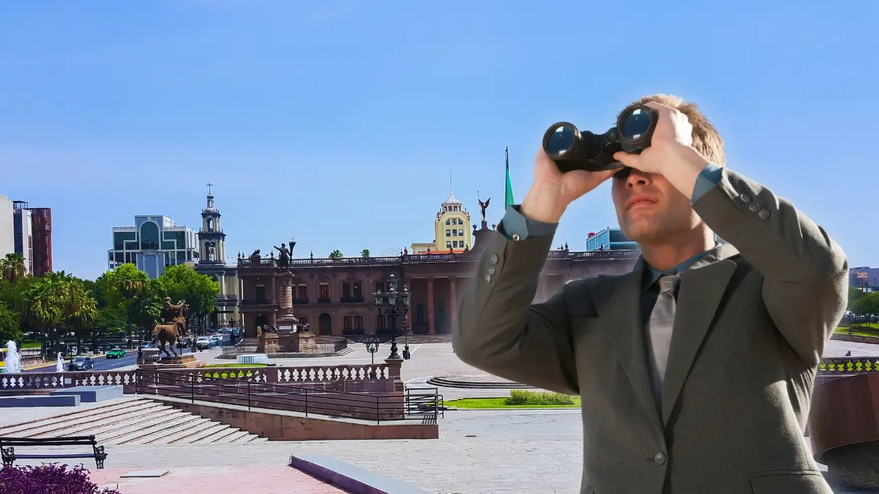 La Macroplaza y un hombre observando. Foto: Canva