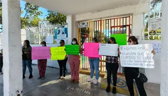 Padres de familia del Kínder Francisco González Bocanegra se manifiestan y cierran escuela