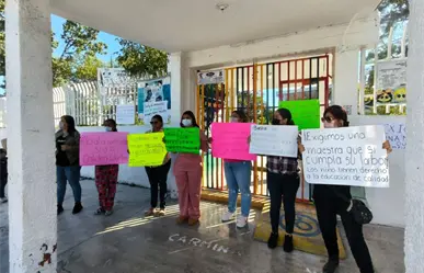 Padres de familia del Kínder Francisco González Bocanegra se manifiestan y cierran escuela