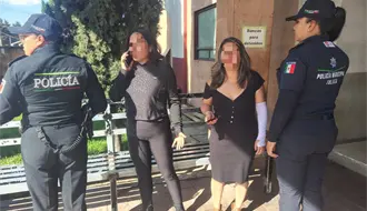 Alumnas y madres de familia protagonizan golpiza frente a preparatoria de Edomex; hay 8 detenidos