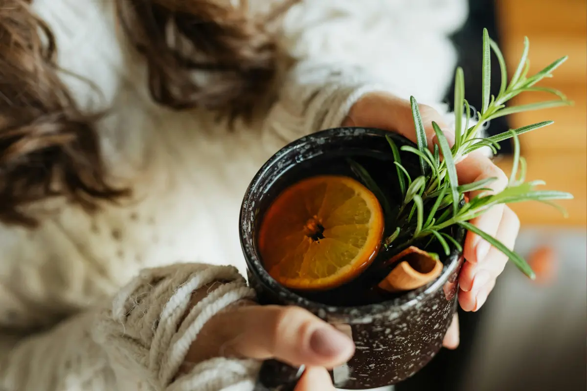 Descubre cómo el ritual de romero y mostaza puede transformar tu situación financiera con la guía de Mizada Mohamed. Foto: Canva
