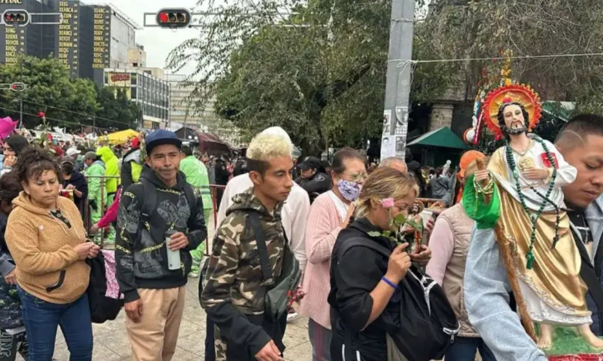 Feligreses acudiendo a la Iglesia de San Hipólito en CDMX.  Foto: Ramón Ramírez