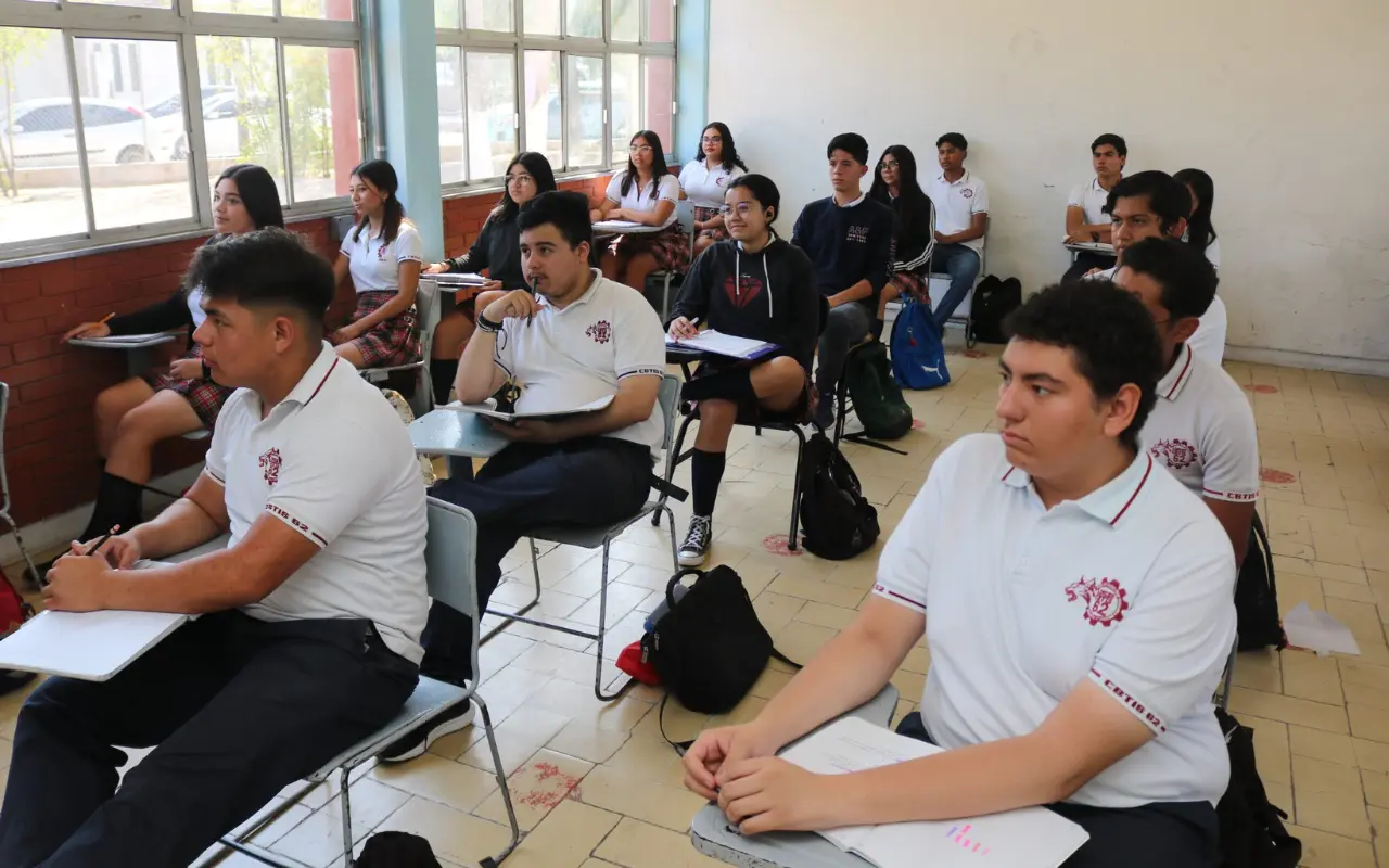 Estudiantes de CEBETIS. Foto: Gobierno de Baja California Sur