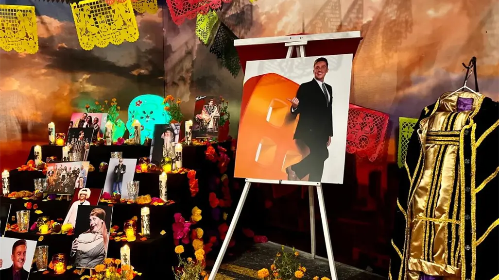 Daniel Bisogno protagoniza ofrenda en el teatro de que le dio gloria