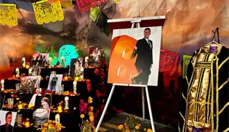 Daniel Bisogno protagoniza ofrenda en el teatro de que le dio gloria