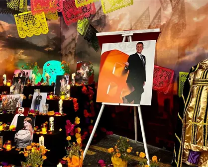 Daniel Bisogno protagoniza ofrenda en el teatro de que le dio gloria