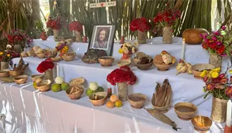 Entre flores, copal y pib, Yucatán honra a sus muertos con la Muestra Estatal de Altares