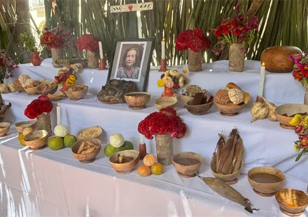 Entre flores, copal y pib, Yucatán honra a sus muertos con la Muestra Estatal de Altares