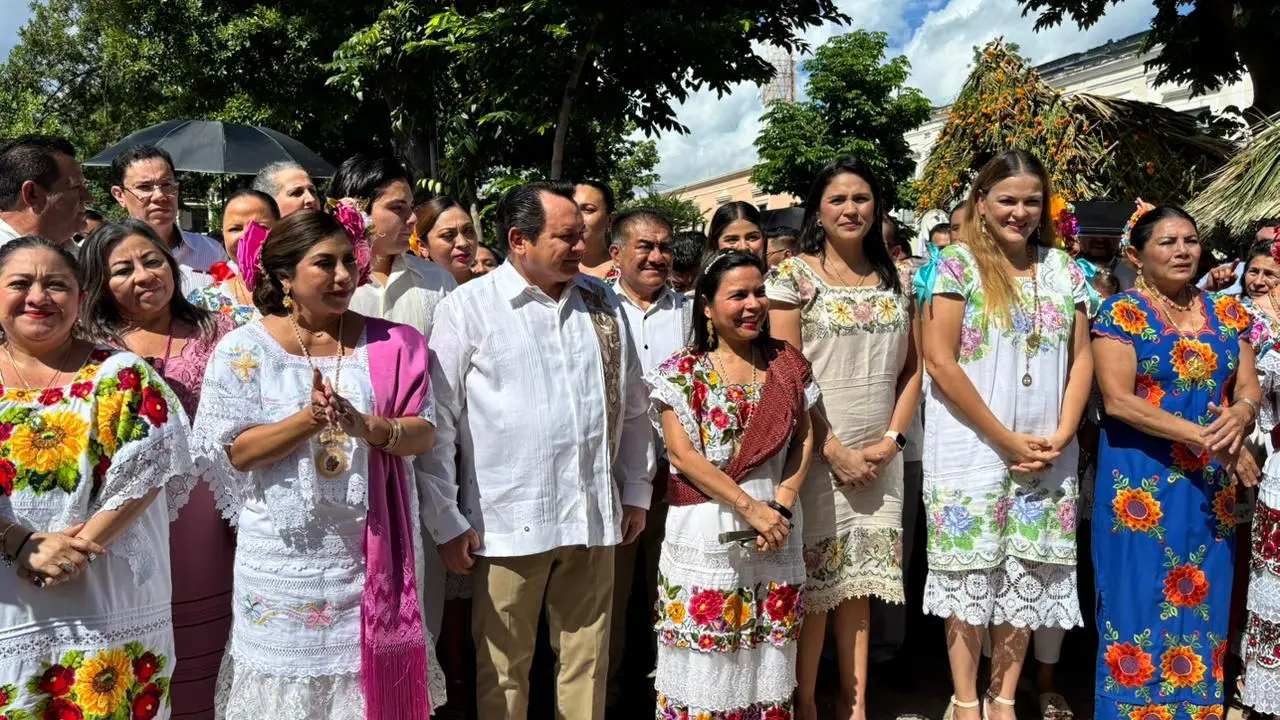Entre flores, copal y pib, Yucatán honra a sus muertos con la Muestra Estatal de Altares