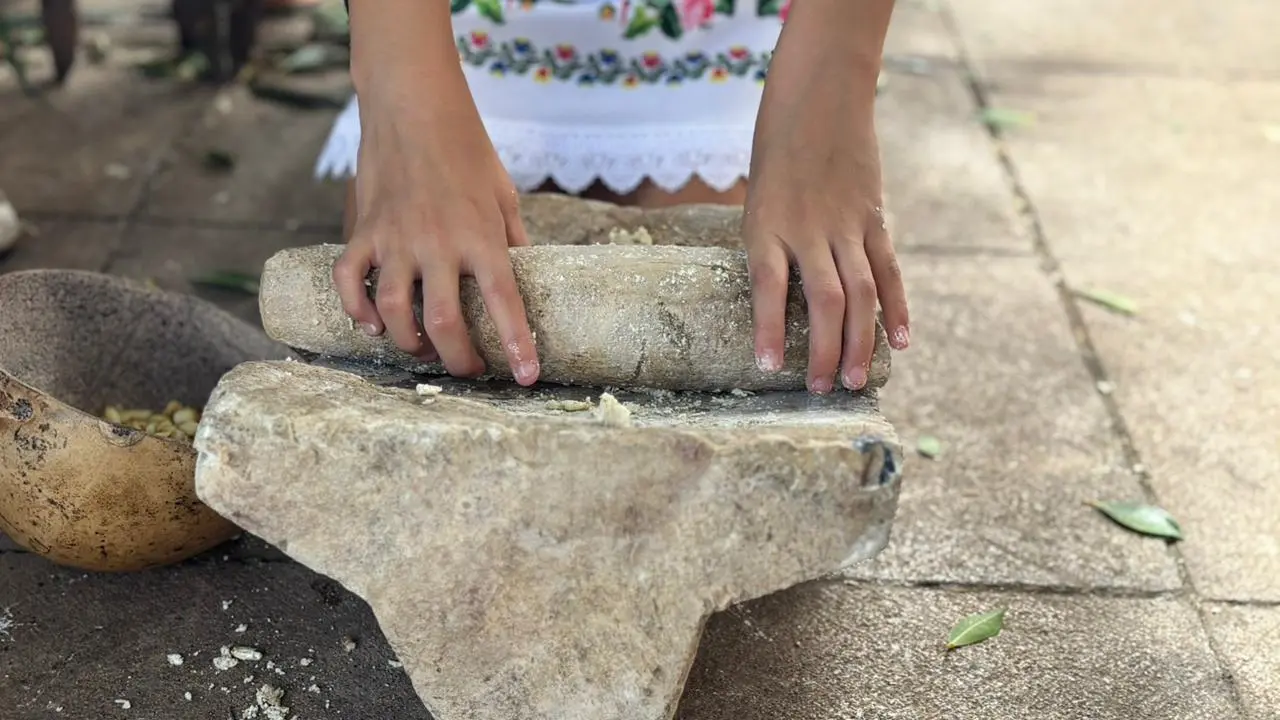 Entre flores, copal y pib, Yucatán honra a sus muertos con la Muestra Estatal de Altares