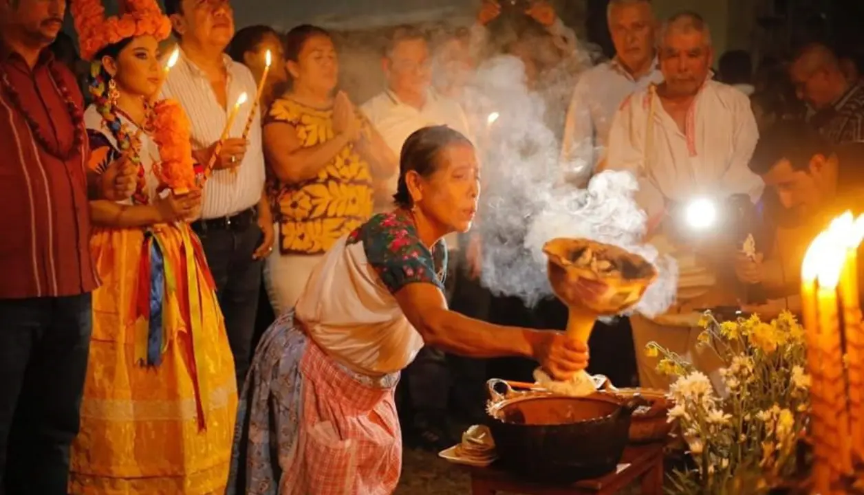 La historia y las tradiciones nos cuentan que el Xantolo combina creencias prehispánicas con la influencia católica, especialmente con la festividad de Todos los Santos. Foto: Gobierno de México