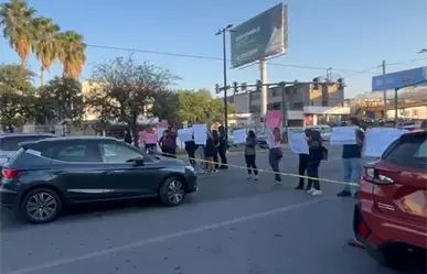 Estudiantes de la Normal Moisés Sáenz Garza bloquean la avenida Venustiano Carranza de Monterrey