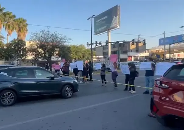 Estudiantes de la Normal Moisés Sáenz Garza bloquean la avenida Venustiano Carranza de Monterrey