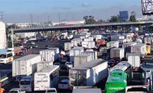 Transportistas bloquean la caseta de Tepotzotlán contra el operativo “Caudal” en Edomex