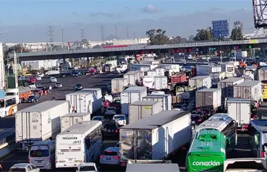 Transportistas bloquean la caseta de Tepotzotlán contra el operativo "Caudal" en Edomex
