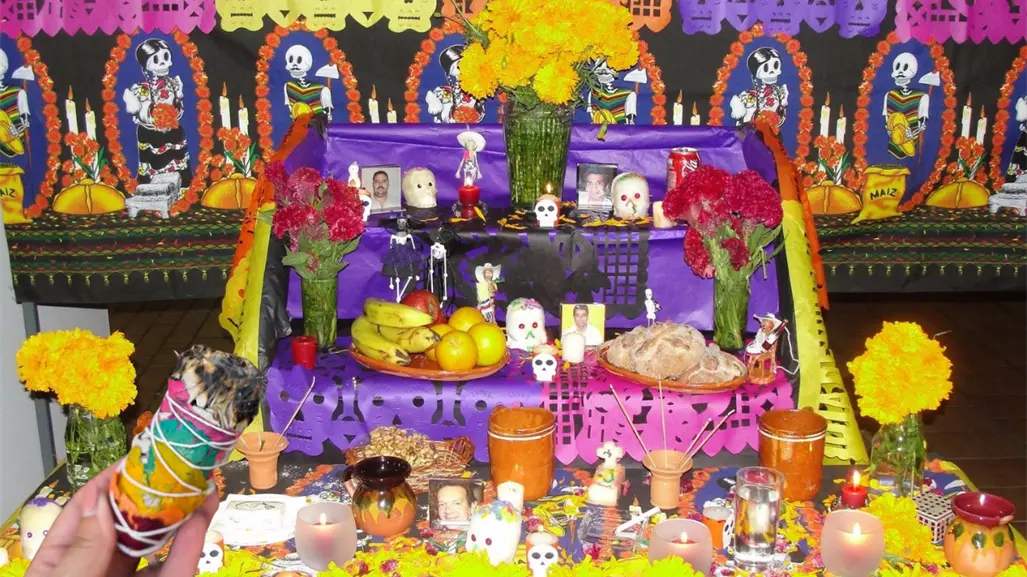 Día de Muertos 2025: guía práctica para purificar tu ofrenda con Palo Santo