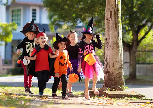 Halloween 2025: 3 disfraces para niños que puedes hacer con materiales reciclables