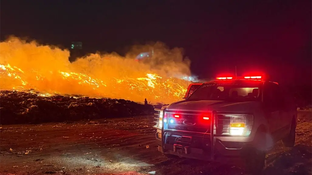 VIDEO | Incendio consume basurero de Simeprode en Salinas Victoria