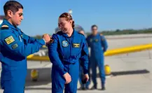 Mariel Sánchez se convierte en la primera instructora de vuelo de la Escuela de Aviación Naval en La Paz