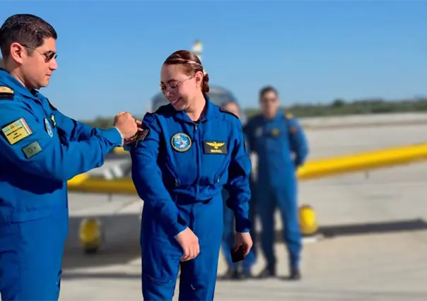 Mariel Sánchez se convierte en la primera instructora de vuelo de la Escuela de Aviación Naval en La Paz
