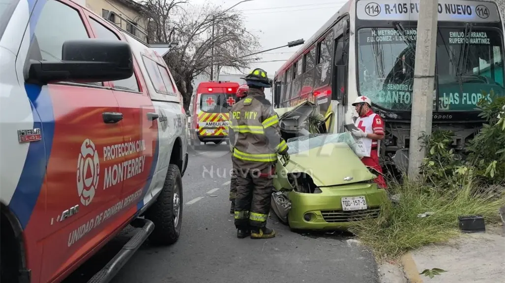 Mujer pierde la vida tras choque con ruta urbana en el centro de Monterrey