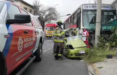 Mujer pierde la vida tras choque con ruta urbana en el centro de Monterrey