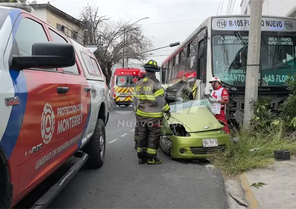 Mujer pierde la vida tras choque con ruta urbana en el centro de Monterrey