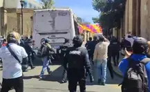 Policía estatal desaloja bloqueo de normalistas en Oaxaca | VIDEO Policía estatal desaloja bloqueo de normalistas en Oaxaca | VIDEO