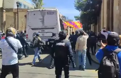 Policía estatal desaloja bloqueo de normalistas en Oaxaca | VIDEO
