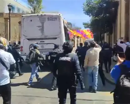 Policía estatal desaloja bloqueo de normalistas en Oaxaca | VIDEO