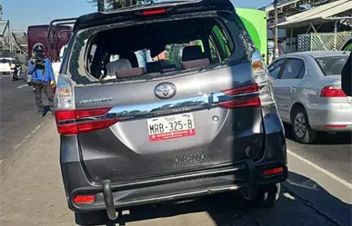 Caos vial en Zaragoza por volcadura: conductor pierde el control tras recibir "cerrón"