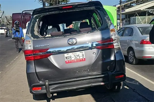 Caos vial en Zaragoza por volcadura: conductor pierde el control tras recibir "cerrón" Caos vial en Zaragoza por volcadura: conductor pierde el control tras recibir "cerrón"