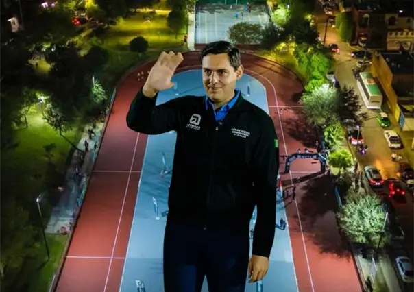 César Garza Arredondo celebra con jóvenes la inauguración del patinódromo de Apodaca