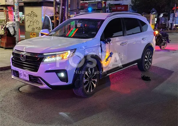 VIDEO | Aparatoso choque en Monterrey deja a motociclista herido y caos vial matutino