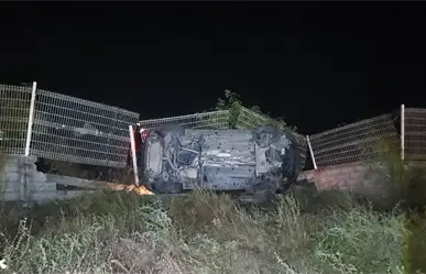 Mueren dos personas en una volcadura registrada en la madrugada de este jueves