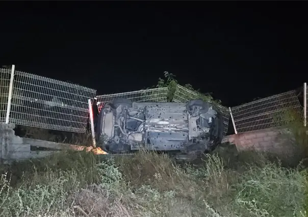 Mueren dos personas en una volcadura registrada en la madrugada de este jueves
