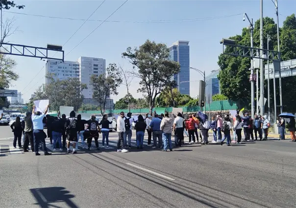 Personal de seguridad  de la UNAM bloquea Eje 10 Sur tras muerte de aficionado de Cruz Azul
