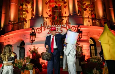 Donald Trump y su esposa reparten calaverita en la víspera de Halloween en la Casa Blanca | VIDEO