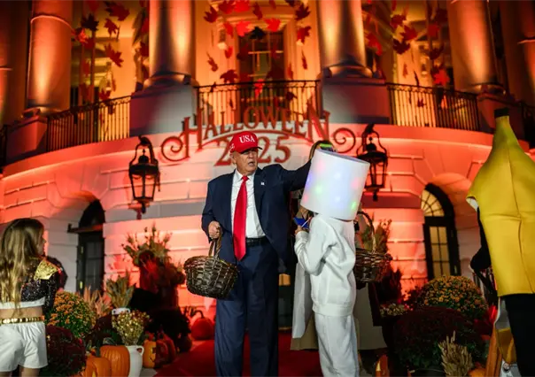 Donald Trump y su esposa reparten calaverita en la víspera de Halloween en la Casa Blanca | VIDEO