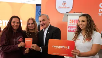 Héctor García entrega la tarjeta Crecemos Guadalupe con apoyo bimestral de 2 mil 200 pesos