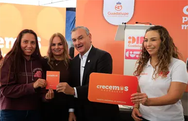Héctor García entrega la tarjeta Crecemos Guadalupe con apoyo bimestral de 2 mil 200 pesos