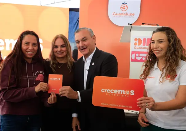 Héctor García entrega la tarjeta Crecemos Guadalupe con apoyo bimestral de 2 mil 200 pesos