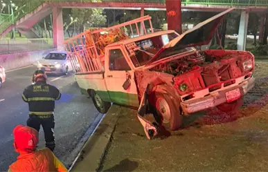 Camioneta con mazorcas queda al borde del viaducto: adulto mayor resulta ileso