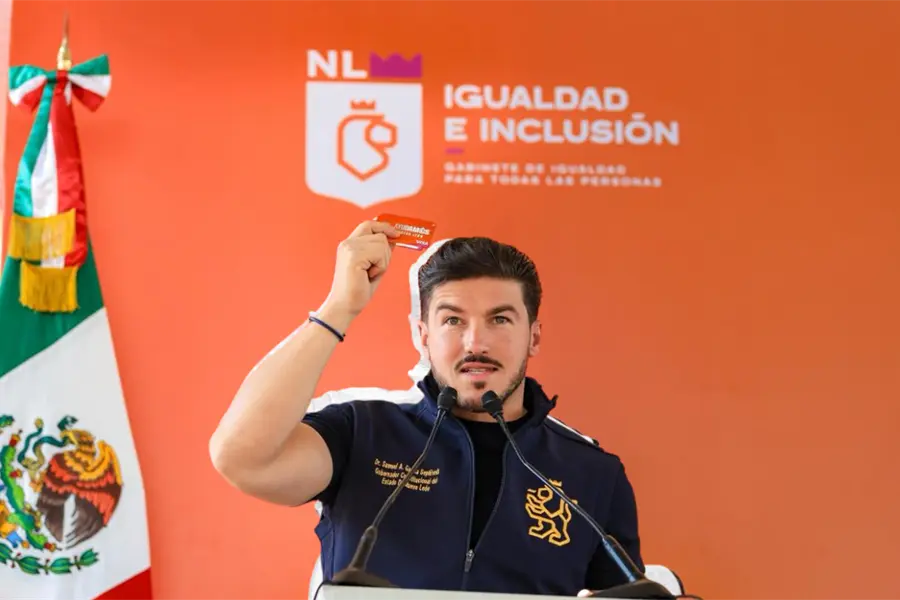 Tarjeta Ayudamos Nuevo León: Samuel García entrega tarjetas a mujeres en Santa Catarina