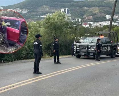 Cadetes y oficiales de la Guardia Auxiliar de Monterrey rescatan a tres personas tras caer vehículo a un barranco