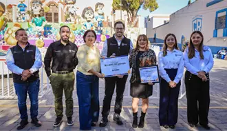 Reconoce el alcalde David de la Peña altares de muertos elaborados por estudiantes de Santiago