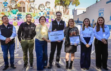 Reconoce el alcalde David de la Peña altares de muertos elaborados por estudiantes de Santiago